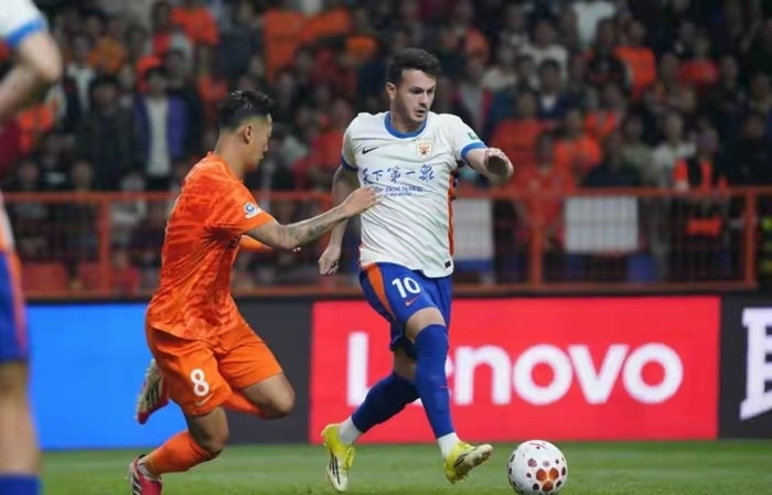 山东泰山客场0-4惨败云南玉昆 积分垫底引发球迷