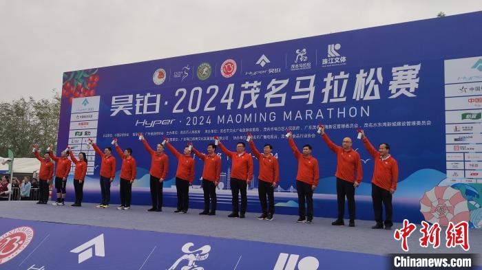 茂名马拉松赛鸣枪开跑 12000跑者共赏滨海风光