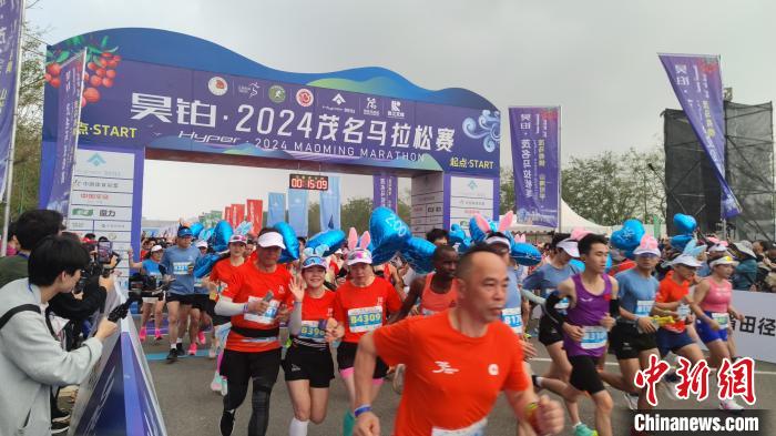 茂名马拉松赛鸣枪开跑 12000跑者共赏滨海风光