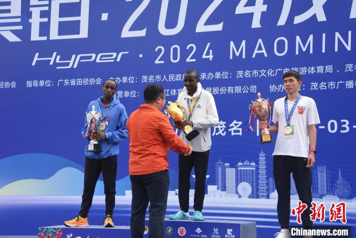 茂名马拉松赛鸣枪开跑 12000跑者共赏滨海风光